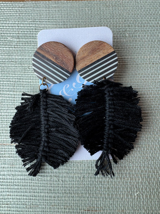 Black feather dangling earrings